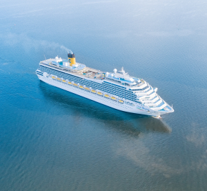 Kreuzfahrtschiff von Costa auf offenem Meer.