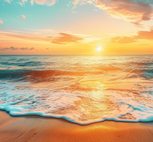 Sonnenuntergang über dem Meer mit sanften Wellen, die den goldenen Sandstrand berühren.