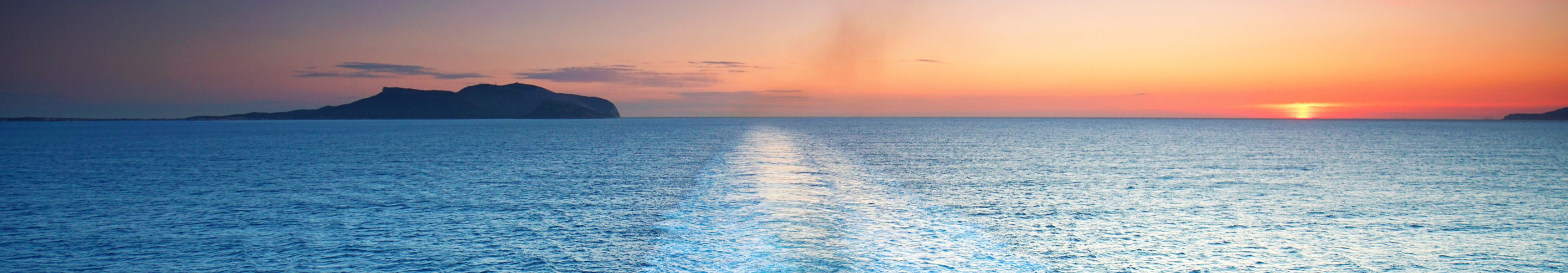 Blick übers Meer von einem Kreuzfahrtschiff aus gesehen bei Sonnenuntergang