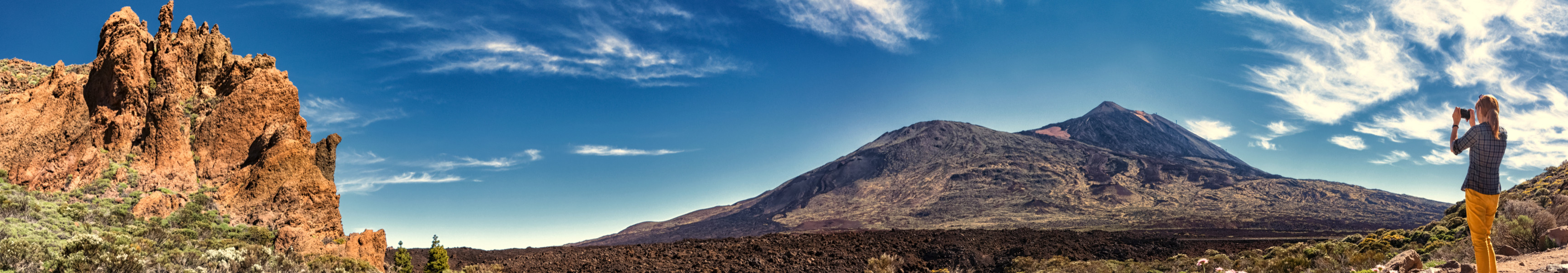 Landschaft im Teide-Nationalpark auf Teneriffa mit Vulkankratern, Felsen und Blick auf den Teide