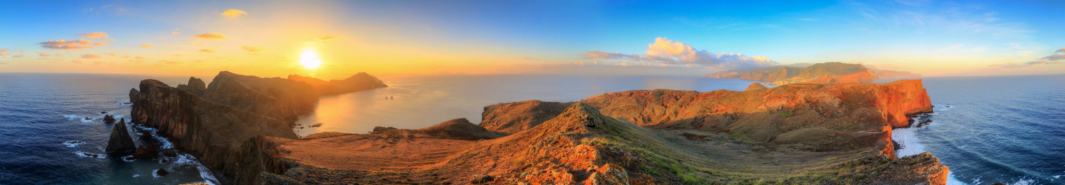 Sonnenaufgang über den Klippen von Madeira mit Blick auf den Atlantik