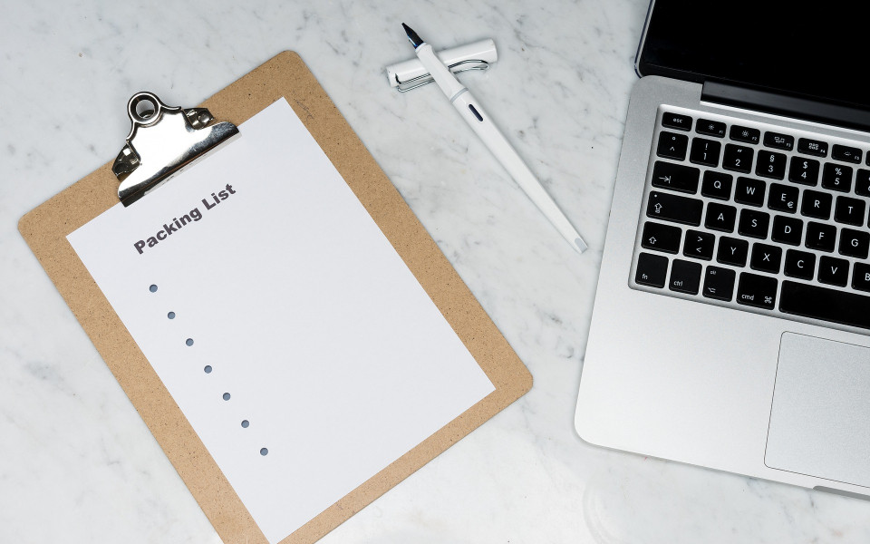 Packliste mit Laptop