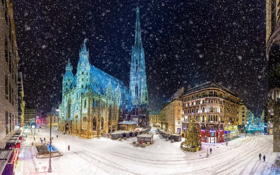 Kathedrale in New York mit Schnee bei Nacht