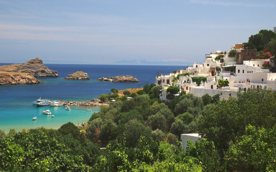 Küste der Insel Rhodos mit Bäumen und Häusern