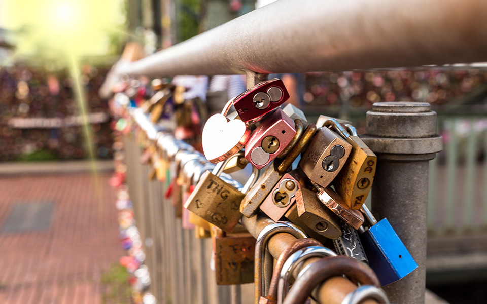 Schlösser an Brücke in Köln