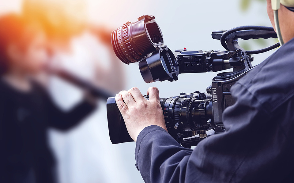 Frau mit professioneller Kamera