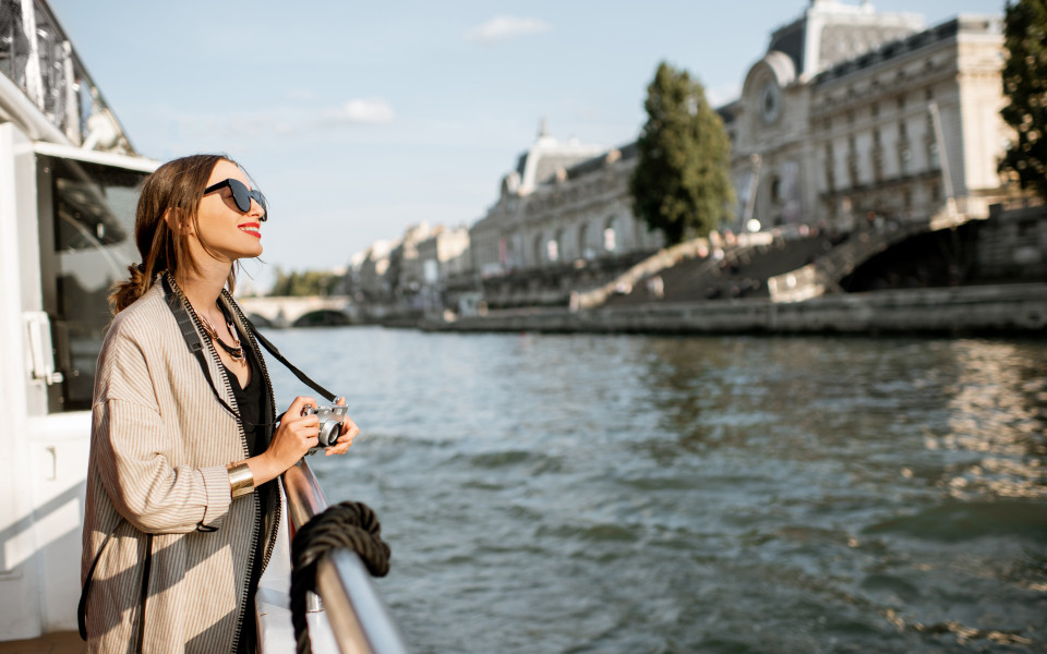 Frau mit Kamera auf einem Flusskreuzfahrtschiff