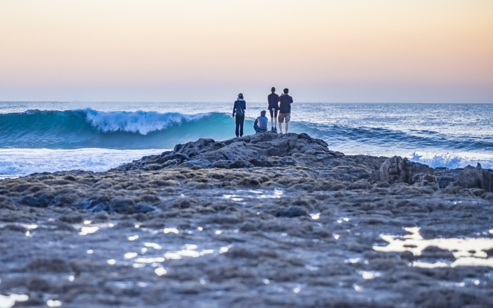 Menschen an der Küste auf den kanarischen Inseln