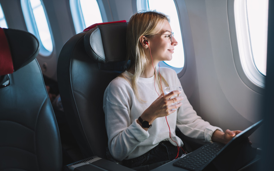 Tipp bei Langstreckenflügen: viel Wasser trinken