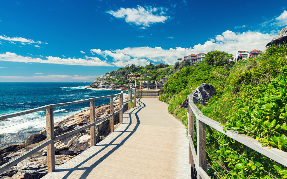Der schönste Strand in Australien: Holzweg entlang der Küste mit Blick auf den Bondi Beach und das Meer.