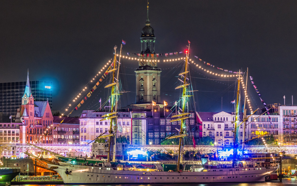 Segelschiff an den Hamburger Landungsbrücken bei Nacht