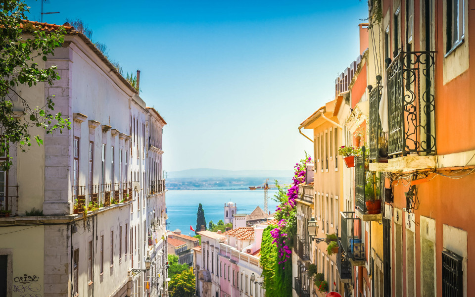 Straße in der Altstadt von Lissabon