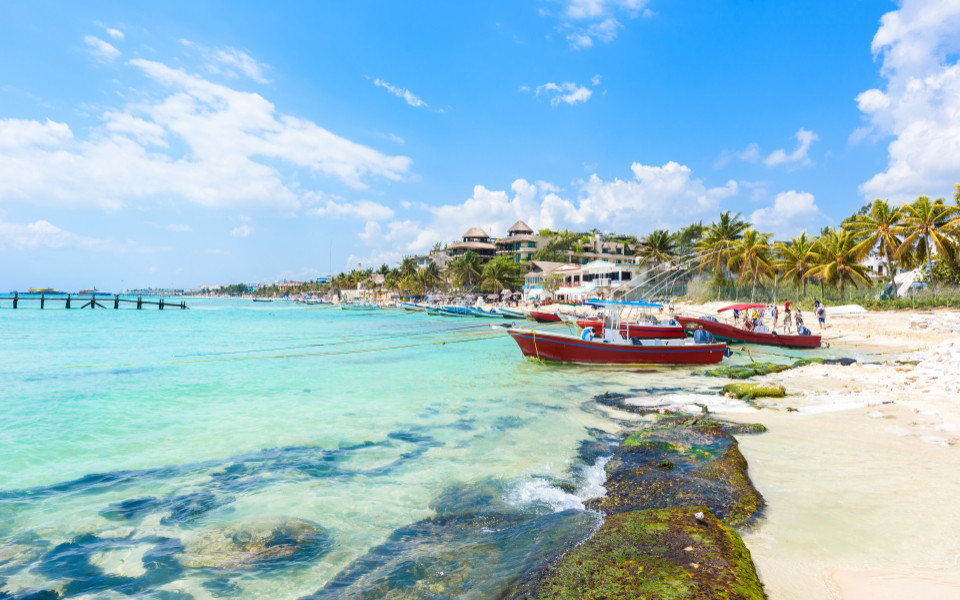 Entspannen am paradiesischen Strand und in der Stadt an der Karibikküste von Quintana Roo, Mexiko