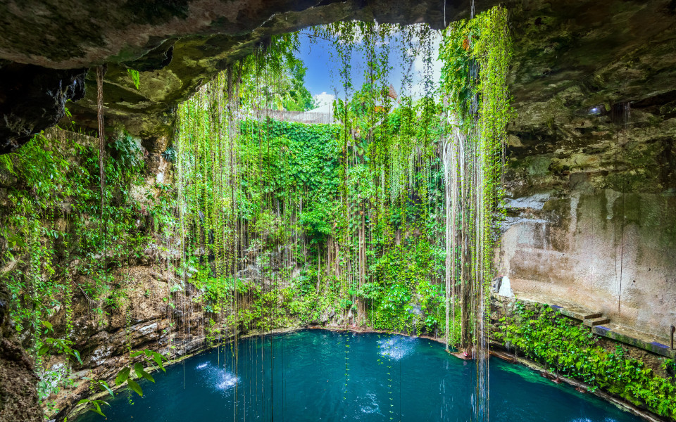 Ik-Kil Cenote, eine unterirdische Wasserhöhle auf der Halbinsel Yucatan in Mexiko
