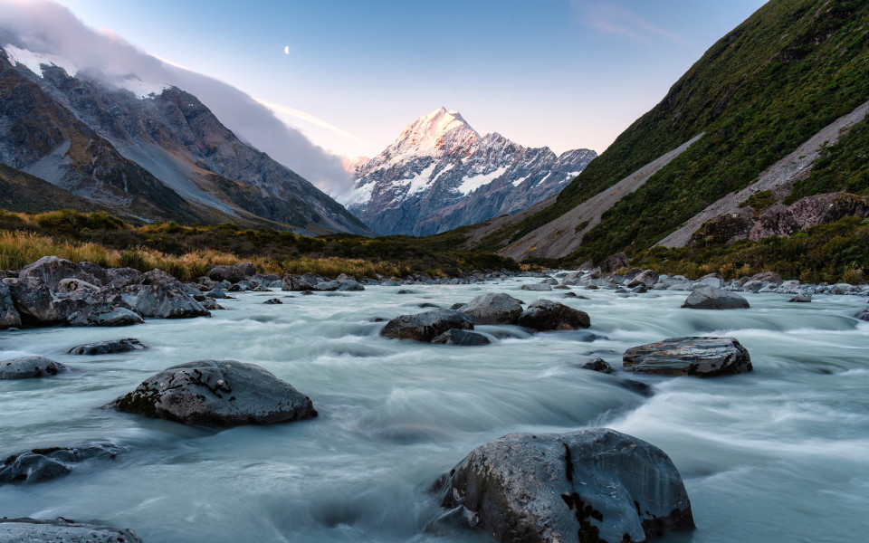 Hooker Valley Track mit Mt. Cook oder Aoraki und Hooker Lake, der im Nationalpark in Neuseeland fließt