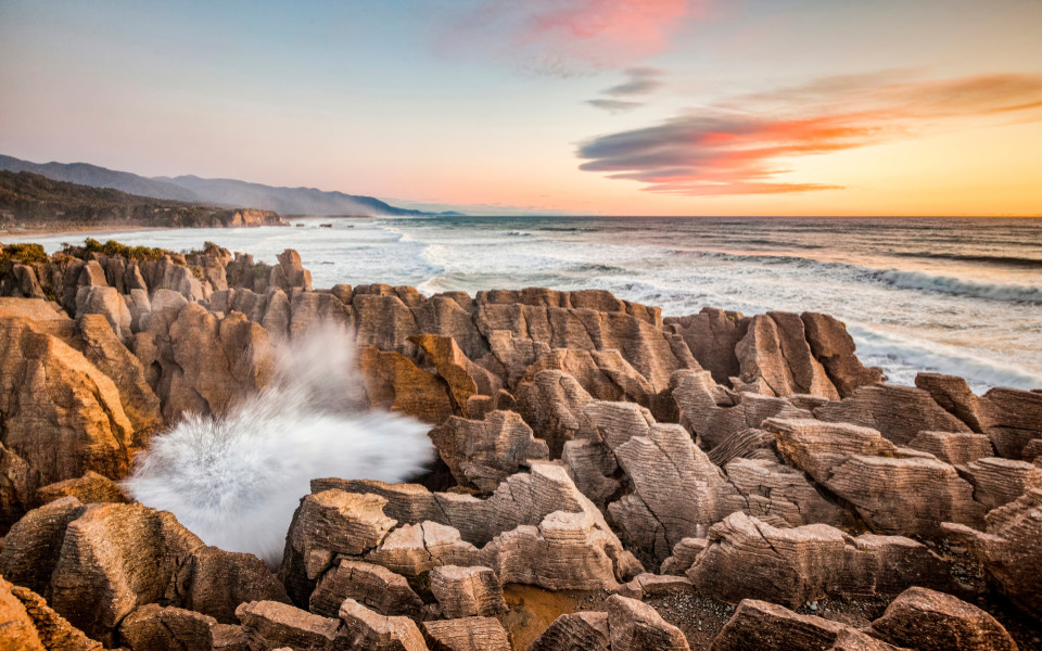 Pancake Rocks bei Sonnenuntergang an der Westküste Neuseelands