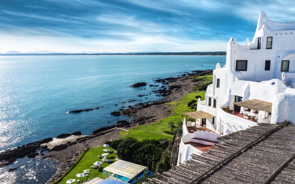 Weißes Gebäude an der Küste von Casapueblo Punta del Este in Uruguay