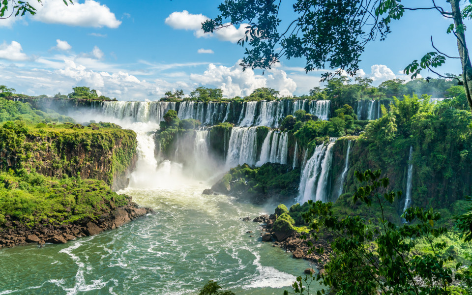 Ein Teil der Iguazu-Wasserfälle vom argentinischen Nationalpark aus gesehen