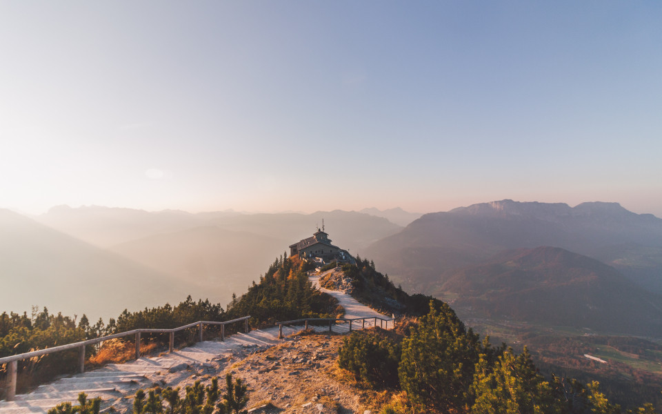 Bergpfad mit Geländer zum Kehlsteinhaus im Berchtesgadener Land bei Sonnenuntergang. 2/2