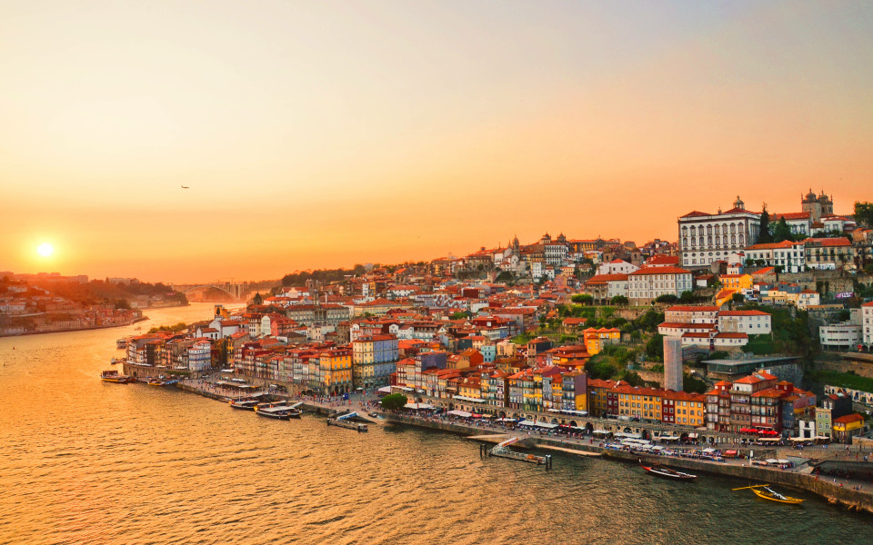 Sonnenuntergang über dem Stadtzentrum von Porto und dem Douro in Portugal.