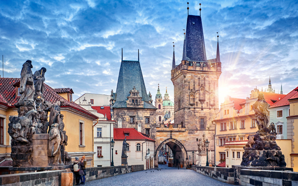 Sonnenaufgang auf der Karlsbrücke in Prag
